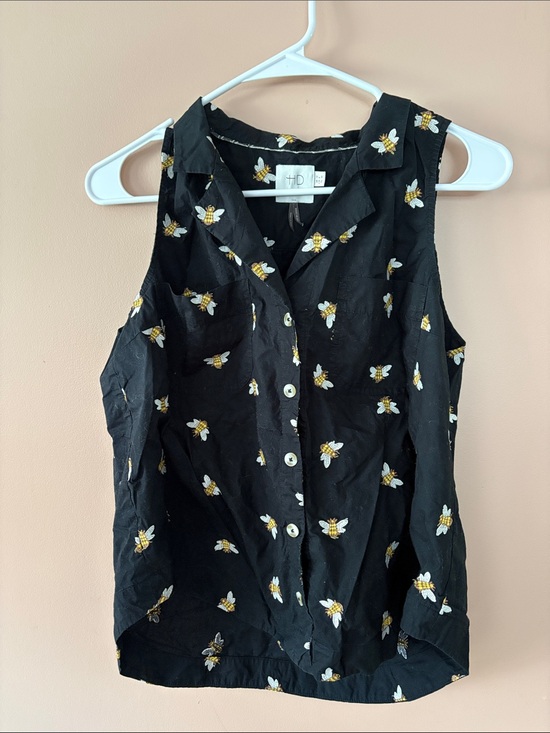 Anthropologie Tops - Anthropologie Embroidered bee Sleeveless Black Button Front Top